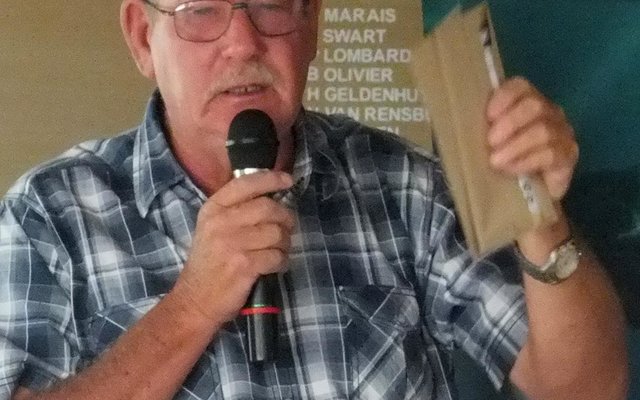 Bev Swart besig met die prysuitdeling